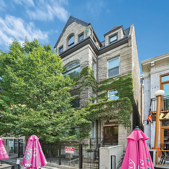 Exterior of 1539 North Wells Street closed by multifamily brokers