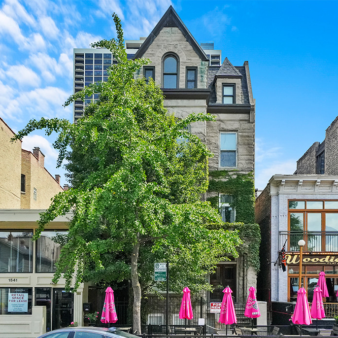 Exterior of 4-unit building at 1539 N Wells St, ideal for investing in real estate in Chicago.