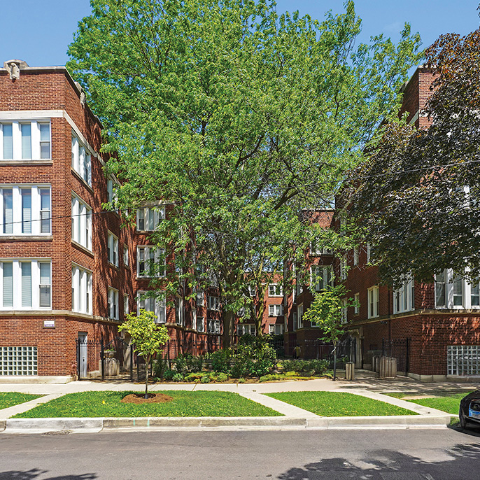 Image of the 40-Unit Rogers Park Building Sold by Essex Realty Group, a Chicago-Based Multifamily Brokerage Firm.