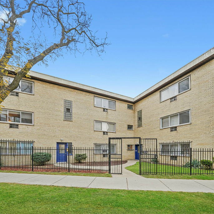 11-unit apartment building at 7603-7609 N Greenview Avenue in Chicago’s Rogers Park neighborhood