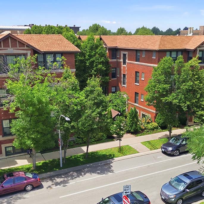 32-unit apartment building for sale at 5022–5030 N. Winthrop Avenue in Chicago’s Uptown neighborhood