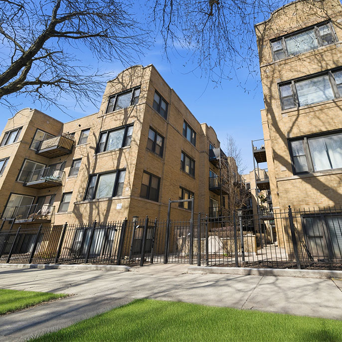 Wilson Manor apartment building at 3348 W. Wilson Ave. sold by Essex Realty Group in Chicago’s Albany Park neighborhood.