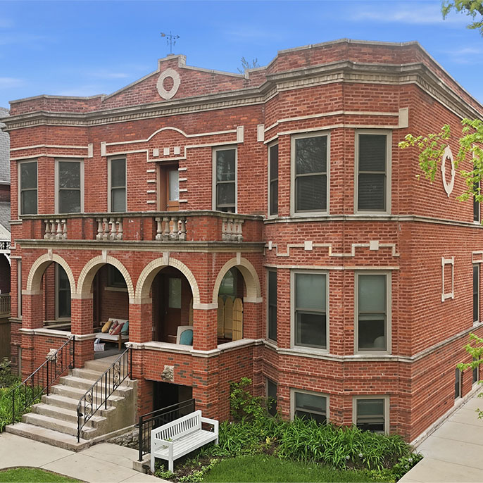 Eight-unit multifamily property at 2555 W. Logan Blvd. in Chicago's Logan Square neighborhood sold by Essex Realty Group.